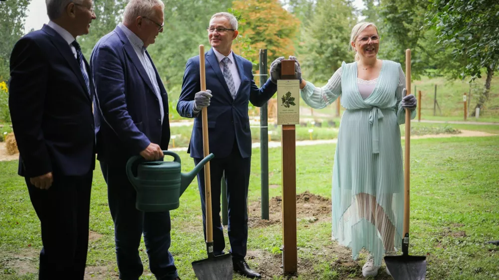 Gornja Radgona.Otvoritev 63. mednarodnega kmetijsko-zivilskega sejma Agra, na katerem se predstavlja 1700 razstavljavcev iz 35 drzav.Posaditev drevesa. / Foto: Daniel Novakovic/sta