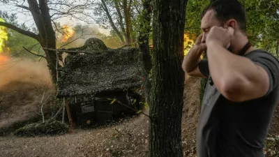 Service members of the 24th Separate Mechanized Brigade of the Ukrainian Armed Forces fire a 2S3 Akatsiya towards Russian troops in the front line, amid Russia's attack on Ukraine, in Donetsk region, Ukraine September 18, 2025. REUTERS/Serhii Korovainyi