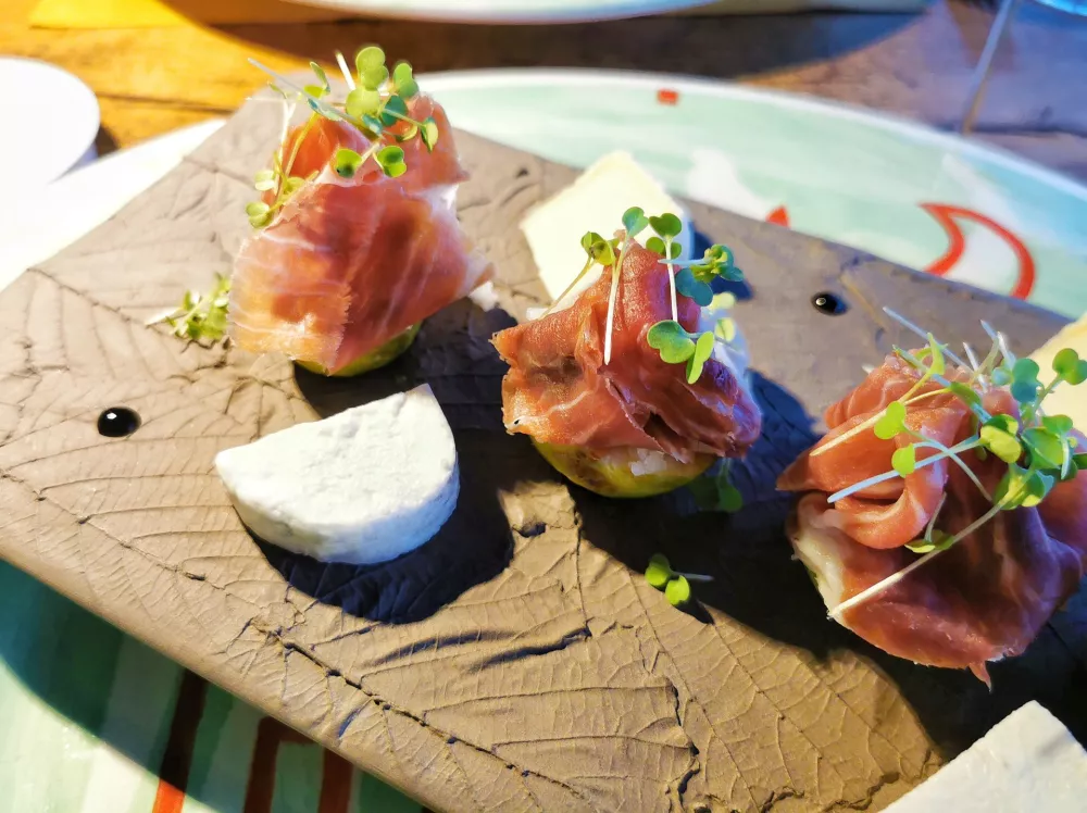 Pršut s figami in Orešnikovi siri, Klinec Plešivo / Foto: Miha First