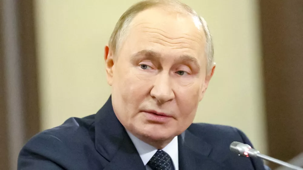 Russian President Vladimir Putin holds a meeting with leaders of the political parties represented in the State Duma, the lower house of parliament, at the Novo-Ogaryovo state residence outside Moscow, Russia September 18, 2025. Sputnik/Mikhail Sinitsyn/Pool via REUTERS ATTENTION EDITORS - THIS IMAGE WAS PROVIDED BY A THIRD PARTY.