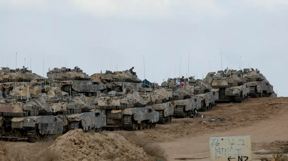 Israeli tanks stand near the Israel-Gaza border, as seen from Israel, September 19, 2025. REUTERS/Ammar Awad