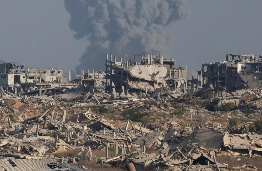 Smoke rises from Gaza after an explosion, as seen from Israel, September 19, 2025.REUTERS/Ammar Awad