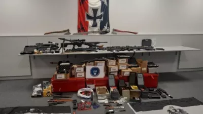 Nacizem, nacistični spominki, orožje, zaseg orožja, nacistične značke, nacist