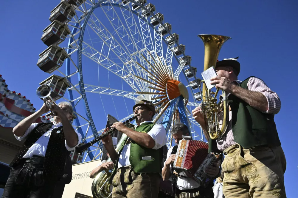 Tudi za glasbo po poskrbljeno. / Foto: dpa