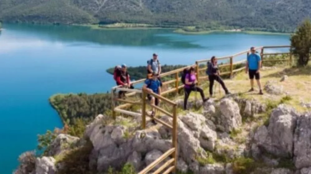KRKO JE NAJBOLJE RAZISKATI PEŠ ALI S KOLESOM, NA VOLJO JE NA DUCATE POTI F NP Krka