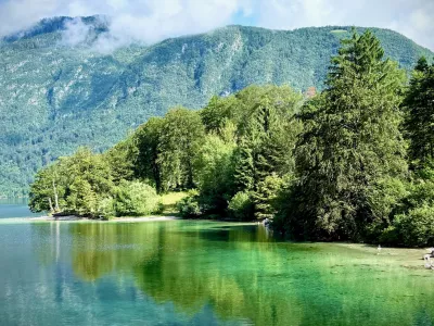Danes bo čudovit dan, kot nalašč za izlet na morje ali ob kakšno jezero. 