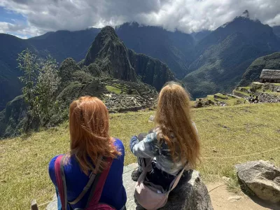 Machu Picchu danes oblegajo turisti z vsega sveta, od leta 2024 pa je vsega skupaj dovoljenih največ 4.500 obiskovalcev na dan. 