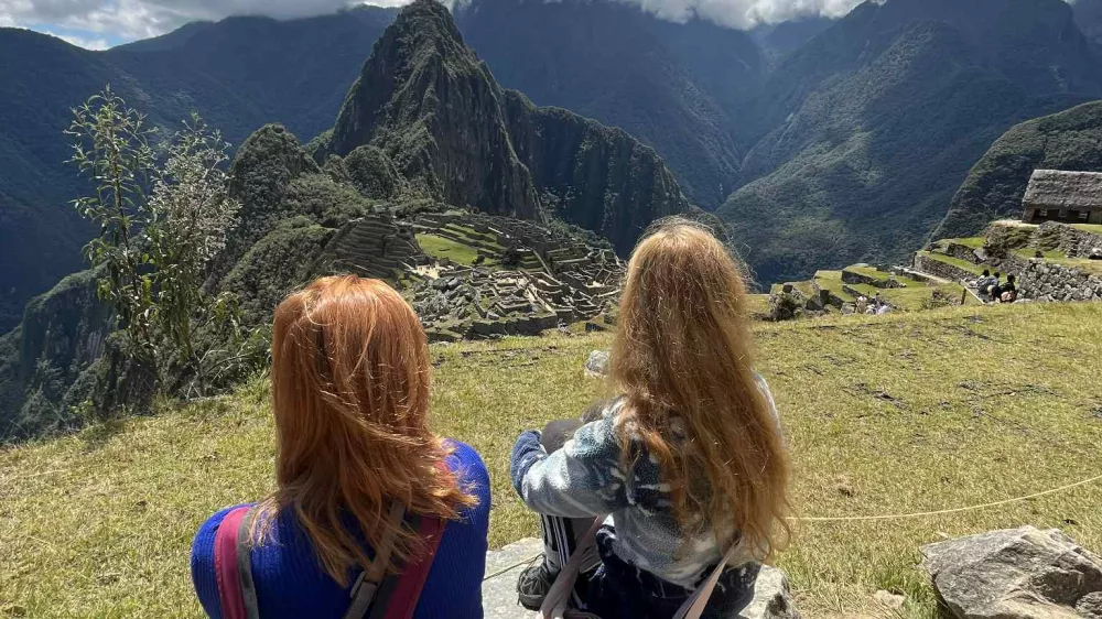 Machu Picchu danes oblegajo turisti z vsega sveta, od leta 2024 pa je vsega skupaj dovoljenih največ 4.500 obiskovalcev na dan. 