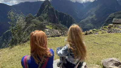 Machu Picchu danes oblegajo turisti z vsega sveta, od leta 2024 pa je vsega skupaj dovoljenih največ 4.500 obiskovalcev na dan. 