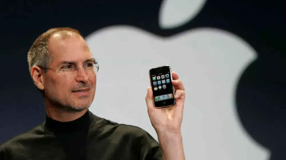 Steve Jobs, k ije vodil podjetje Apple, je takole predstavil novo napravo. / Foto: Ap/dokumentacija