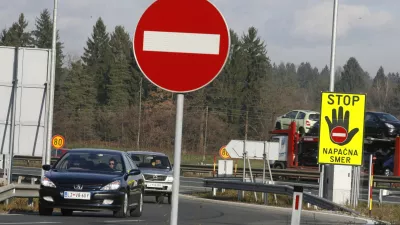 opozorilna tabla - stop - napačna smer - prepovedan promet v eno smer - prometni znak -avtocesta //FOTO: Luka CjuhaOPOMBA: ZA OBJAVO V ČASOPISU DNEVNIK