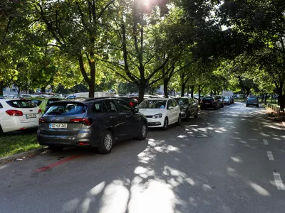 - nepravilno parkirana vozila v Štepanjskem naselju,- 19.09.2025. - Civilna iniciativa Info točka Štepanjsko naselje, kjer zbirajo informacije o zadovoljstvu bivanja v Štepanjskem naselju v Ljubljani.//FOTO: Bojan Velikonja