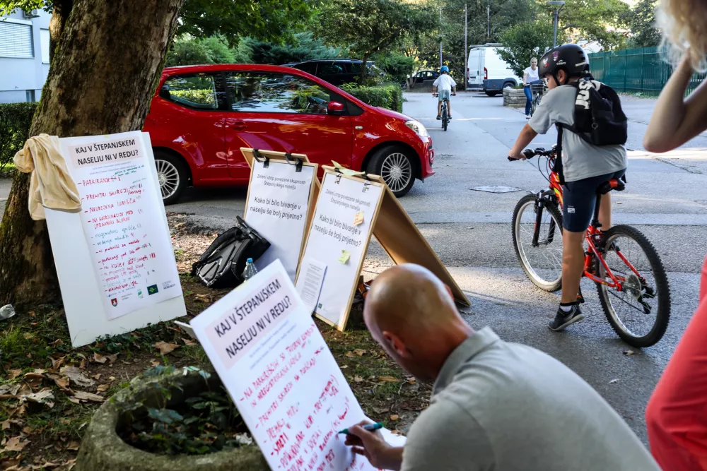 - 19.09.2025. - Civilna iniciativa Info točka Štepanjsko naselje, kjer zbirajo informacije o zadovoljstvu bivanja v Štepanjskem naselju v Ljubljani.//FOTO: Bojan Velikonja