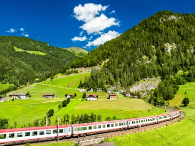 Vlak v bližini, kjer bo čez nekaj let odprt tunel. 