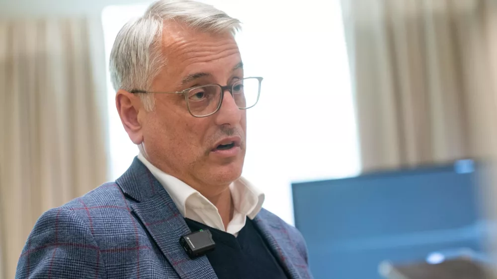 Ljubljana, City hotel.Fototermin ob srecanju gospodarskega ministra Hana z zupanjami in zupani.Minister za gospodarstvo, turizem in sport Matjaz Han.