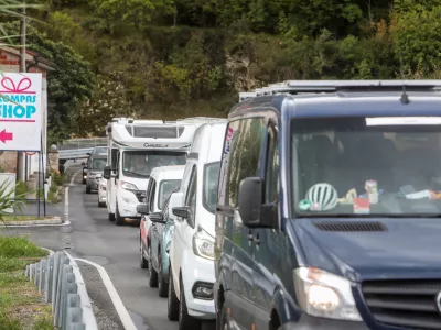 - kolona na meji- mejni prehod Dragonja - slovensko-hrvaška meja- policija izvaja selektivni nadzor za vse, ki vstapojo iz Hrvaške. - 2110.2023 – ponovni začasni nadzor na mejnih prehodih - uvedba deset dnevnega nadzora na mejah s Hrvaško in Madžarsko - 12 kontrolnih točk na hrvaški in dve na madžarski meji - //FOTO: Bojan Velikonja