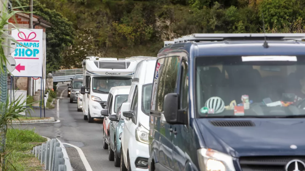 - kolona na meji- mejni prehod Dragonja - slovensko-hrvaška meja- policija izvaja selektivni nadzor za vse, ki vstapojo iz Hrvaške. - 2110.2023 – ponovni začasni nadzor na mejnih prehodih - uvedba deset dnevnega nadzora na mejah s Hrvaško in Madžarsko - 12 kontrolnih točk na hrvaški in dve na madžarski meji - //FOTO: Bojan Velikonja