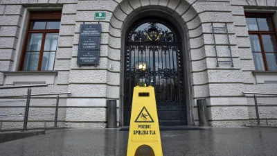 simbolična fotografija - Vrhovno sodišče RS, Tavčarjeva 9 - opozorilna tabla - pozor spolzka tla//FOTO: Tomaž Skale