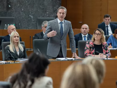 Ljubljana, Drzavni zbor.Zacetek redne seje DZ s poslanskimi vprasanji premierju Robertu Golobu in ministrski ekipi.
