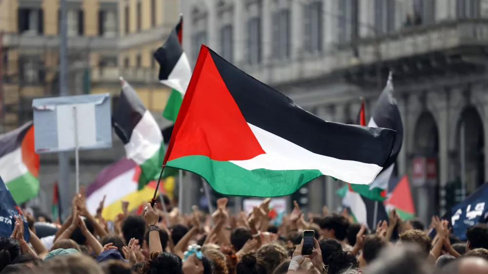 22 September 2025, Italy, Rome: People hold flags and banners during the total strike for Palestine in Rome. Photo: Cecilia Fabiano/LaPresse via ZUMA Press/dpa