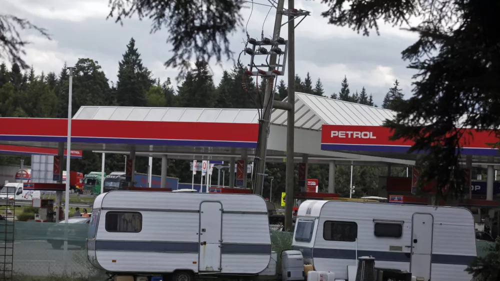 - avtocestno počivališče Lom - bencinska črpalka Petrol - romunski delavci za delo plačani 1 euro na uro//FOTO: Luka Cjuha