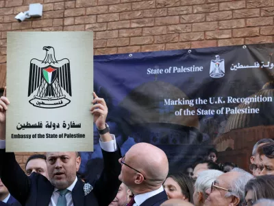 Husam Zomlot, head of the Palestinian mission to the United Kingdom, holds up a plaque which reads "Embassy of the State of Palestine" during a ceremony after the British government announced on Sunday the country's formal recognition of a Palestinian state, at the mission's headquarters in London, Britain, September 22, 2025. REUTERS/Toby Melville    TPX IMAGES OF THE DAY