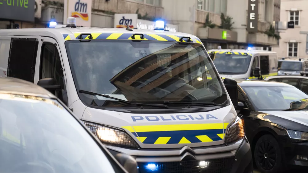 Nasilnež že večkrat napadel policiste, nazadnje ju je obrcal