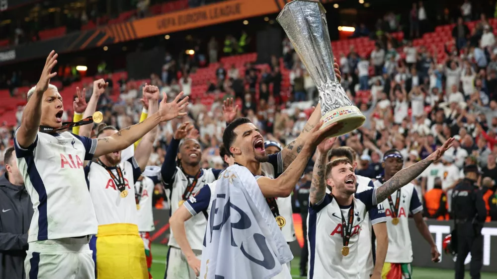 Soccer Football - Europa League - Final - Tottenham Hotspur v Manchester United - San Mames, Bilbao, Spain - May 21, 2025 Tottenham Hotspur's Dominic Solanke celebrates with the trophy after winning the Europa League REUTERS/Violeta Santos Moura