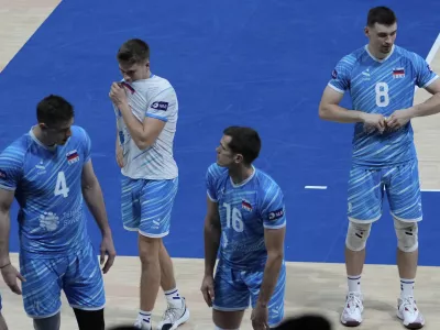Slovenia players react after losing to the United States during their round of 16 match at the 2025 FIVB Volleyball Men's World Championship at the Mall of Asia Arena, Pasay city, Philippines on Monday Sept. 22, 2025. (AP Photo/Aaron Favila)