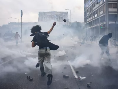 22 September 2025, Italy, MilanDemonstrators hurl stones towards Police forces during clashes at a pro-palestine demonstration in Milan. A nationwide strike in solidarity with the people of Gaza caused disruptions across Italy on Monday. PhotoClaudio Furlan/LaPresse via ZUMA Press/dpa