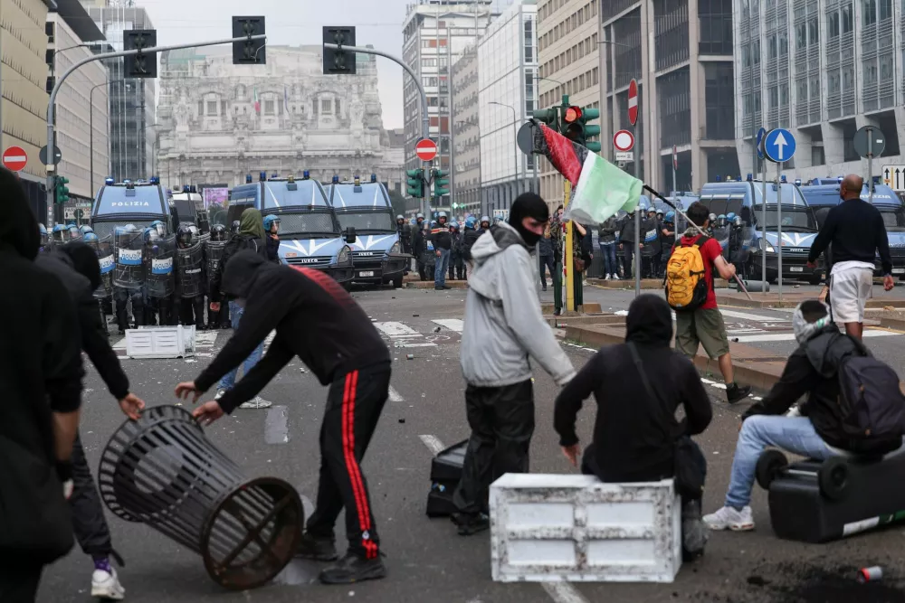 Police and Carabinieri in riot gear stand outside Milano Centrale railway station, during clashes with protesters at a demonstration that is part of a nationwide "Let's Block Everything" protest in solidarity with Gaza, with activists also calling for a halt to arms shipments to Israel, in Milan, Italy September 22, 2025. REUTERS/Claudia Greco