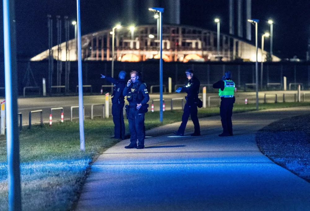 Police officers walk after all traffic has been closed at the Copenhagen Airport due to drone reports in Copenhagen, Denmark September 22, 2025. Ritzau Scanpix/Steven Knap via REUTERS  ATTENTION EDITORS - THIS IMAGE WAS PROVIDED BY A THIRD PARTY. DENMARK OUT. NO COMMERCIAL OR EDITORIAL SALES IN DENMARK.