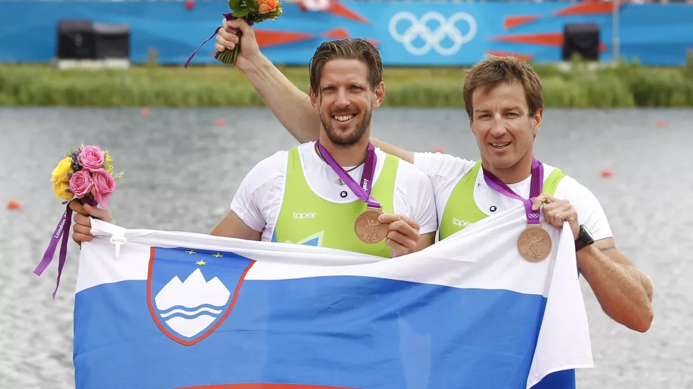 Velika Britanija, London. Poletne olimpijske igre 2012. Veslanje, moski, dvojni dvojec, finale. Dobitnika bronaste medalje slovenska veslaca Luka Spik in Iztok Cop. Foto: Stanko Gruden/STA