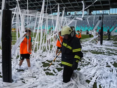 - Metanje papirnatih rol na igrišče s starni navijaške skupine Green Dragons,- 19.09.2025. - Nogomet NK Olimpija - NK BRAVO.//FOTO: Bojan Velikonja