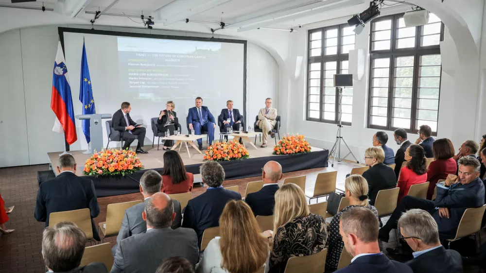 Ljubljana, Center Rog.Konferenca z naslovom Sproscanje rasti: prihodnost slovenskih in evropskih kapitalskih trgov v organizaciji ministrstva za finance.