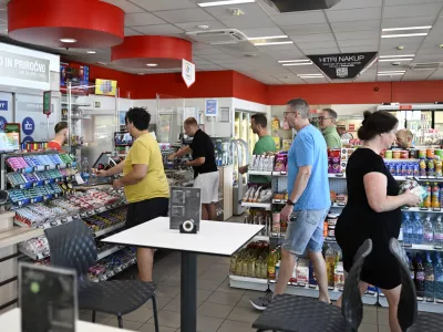 PETROL tržaškabencinska črpalkahiphop trgovina29.06.2025 - Nakupovanje ob nedeljah in praznikih, odprte trgovine. FOTO: Nik Erik Neubauer