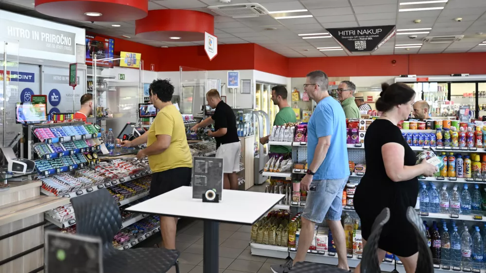 PETROL tržaškabencinska črpalkahiphop trgovina29.06.2025 - Nakupovanje ob nedeljah in praznikih, odprte trgovine. FOTO: Nik Erik Neubauer