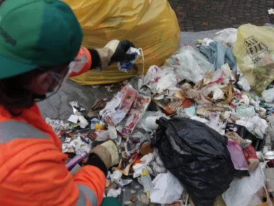 ﻿odpadki, odvržena - zavržena hrana - - 05.12.2014 - delavnica Zadruge Buna in javnega podjetja Snaga Ljubljana z naslovom Obrnimo zabojnike v okviru katerega so pregledovali ljubljanske zabojnike in si ogledali, kaj vse Slovenci vržemo v smeti;,  //FOTO: Luka Cjuha.