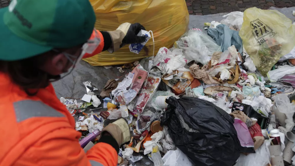 ﻿odpadki, odvržena - zavržena hrana - - 05.12.2014 - delavnica Zadruge Buna in javnega podjetja Snaga Ljubljana z naslovom Obrnimo zabojnike v okviru katerega so pregledovali ljubljanske zabojnike in si ogledali, kaj vse Slovenci vržemo v smeti;,  //FOTO: Luka Cjuha.