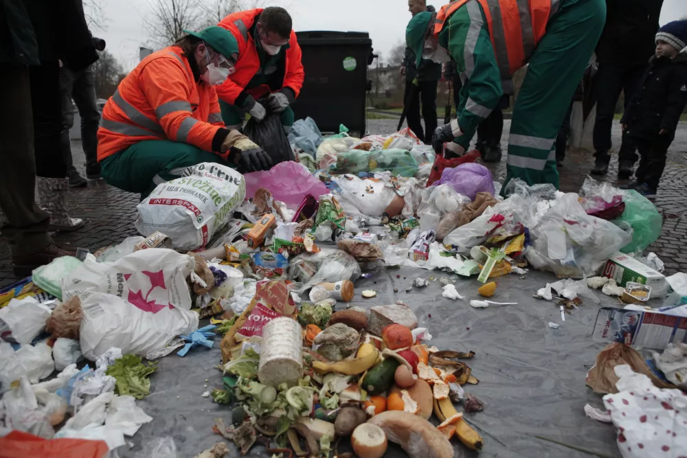 odpadki, odvržena - zavržena hrana - - 05.12.2014 - delavnica Zadruge Buna in javnega podjetja Snaga Ljubljana z naslovom Obrnimo zabojnike v okviru katerega so pregledovali ljubljanske zabojnike in si ogledali, kaj vse Slovenci vržemo v smeti;,  //FOTO: Luka Cjuha.