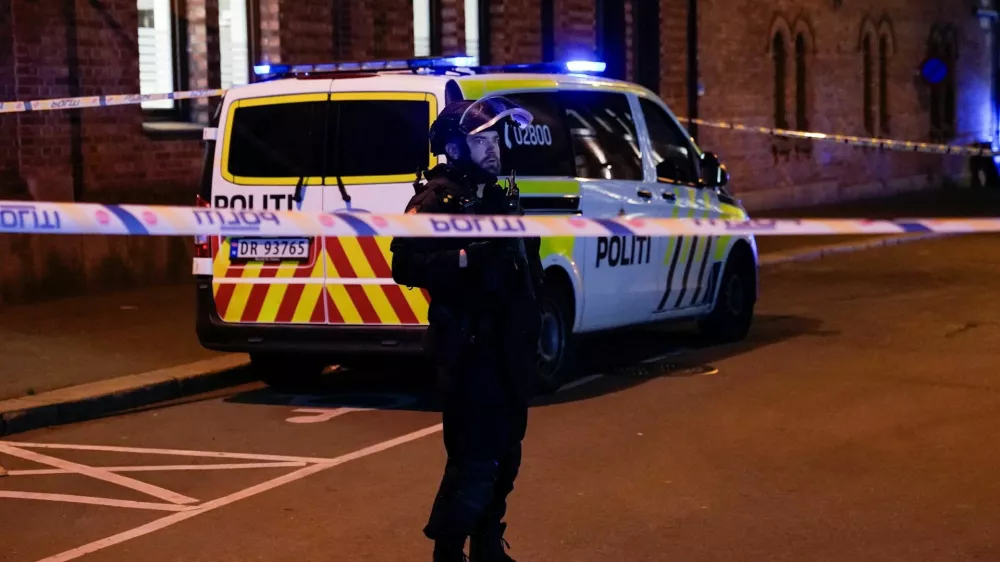 An armed police officer stands guard on a street after reports of an explosion in Oslo, Norway September 23, 2025. NTB/Terje Pedersen via REUTERS  ATTENTION EDITORS - THIS IMAGE WAS PROVIDED BY A THIRD PARTY. NORWAY OUT. NO COMMERCIAL OR EDITORIAL SALES IN NORWAY.