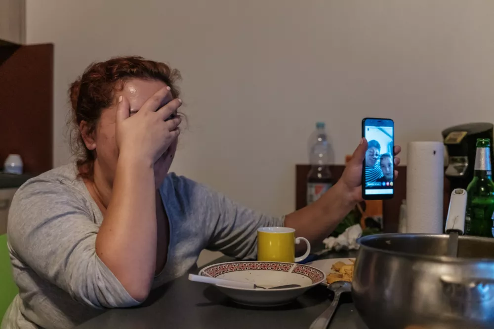 Oana Stângu dela na kmetiji v Nurembergu v Nemčiji. Fotografija je bila posneta leta 2020, ko je imela 28 let. Njeni otroci živijo v Romuniji z babico, z njimi pa govori večinoma le prek spletnih aplikacij. Z možem Stelianom sta prišla prvič na delo v Nemčijo, ko njuna hčera ni imela niti dve leti. / Foto: Cosmin Bumbuț