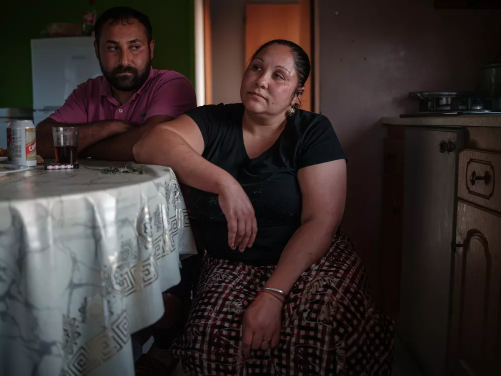 Ionuț Mihai in njegova sestra Mihaela sta sezonska delavca na kmetiji v Verlainu v Belgiji, kjer pobirata jagode. Njuno delo je neprijavljeno. Živita v prikolici ob sadovnjaku hrušk.  / Foto: Cosmin Bumbuț