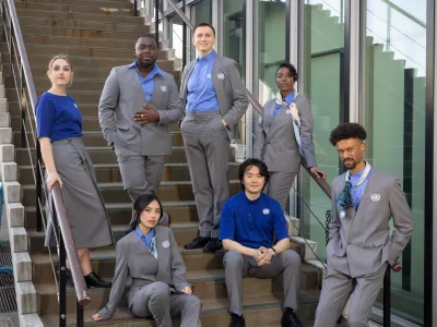 Vodiči, ki so tudi obrazi ZN, imajo zdaj oblačila, na katera so lahko ponosni – pripovedujejo zgodbo o trajnosti, vključevanju, inovacijah in ustvarjalnosti. F Agaton Strom