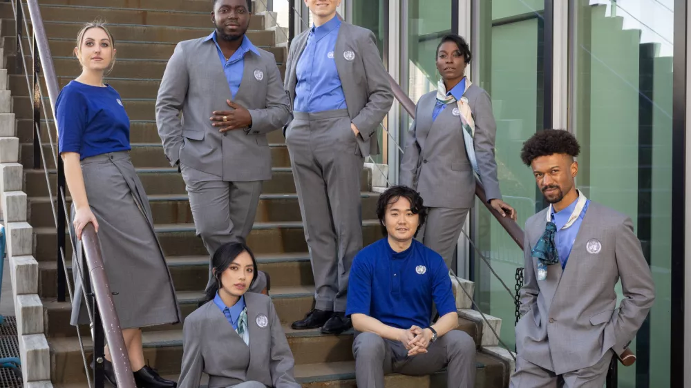 Vodiči, ki so tudi obrazi ZN, imajo zdaj oblačila, na katera so lahko ponosni – pripovedujejo zgodbo o trajnosti, vključevanju, inovacijah in ustvarjalnosti. F Agaton Strom