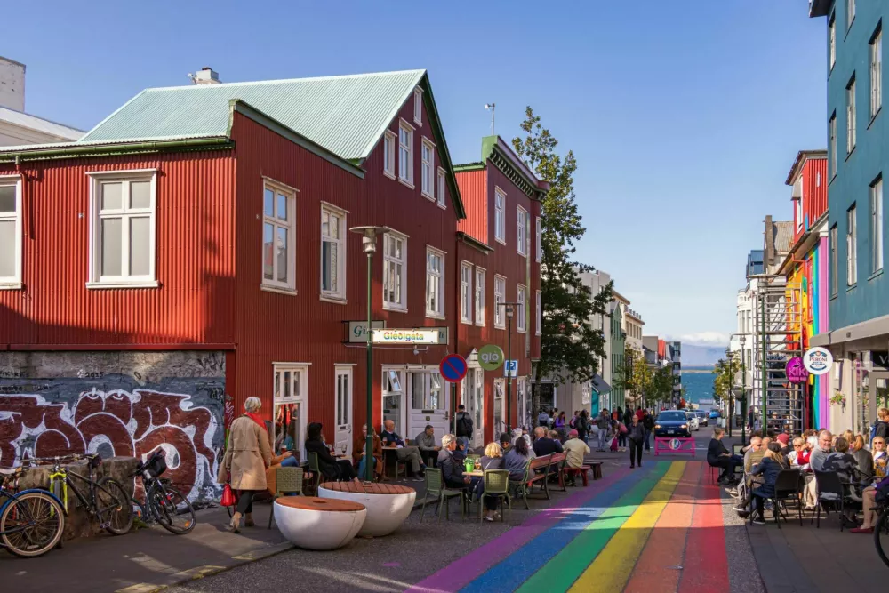 Reykjavik, Iceland - August 09, 2019: The Klapparstigur street with the pride gay painted rainbow colors in Iceland. / Foto: Ruben Ramos