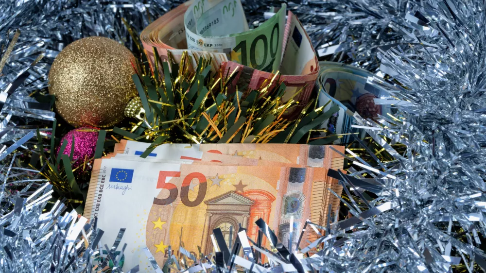 Evri med novoletnimi okraski. Kaj ni videti lepo?