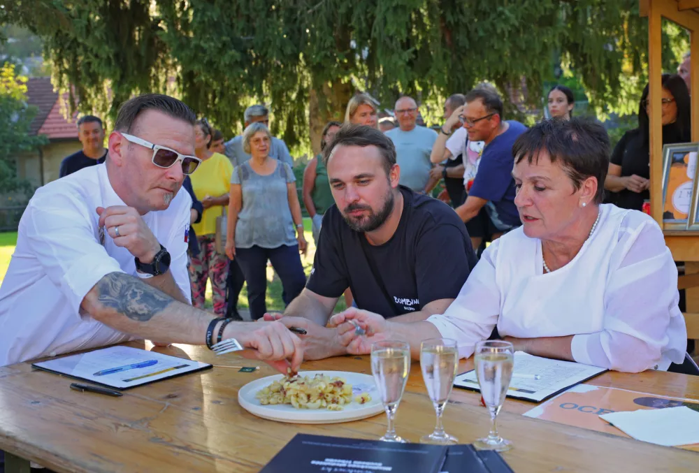 Strokovna komisija okuša grenadir marš.   / Foto: Matjaž Kirn