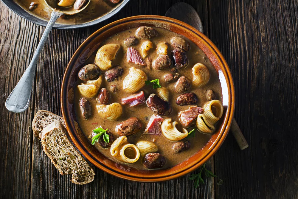 Stew with Pasta and beans, or pasta e fagioli, pasta fazool. Minestrone soup with pasta and beans / Foto: Dulezidar