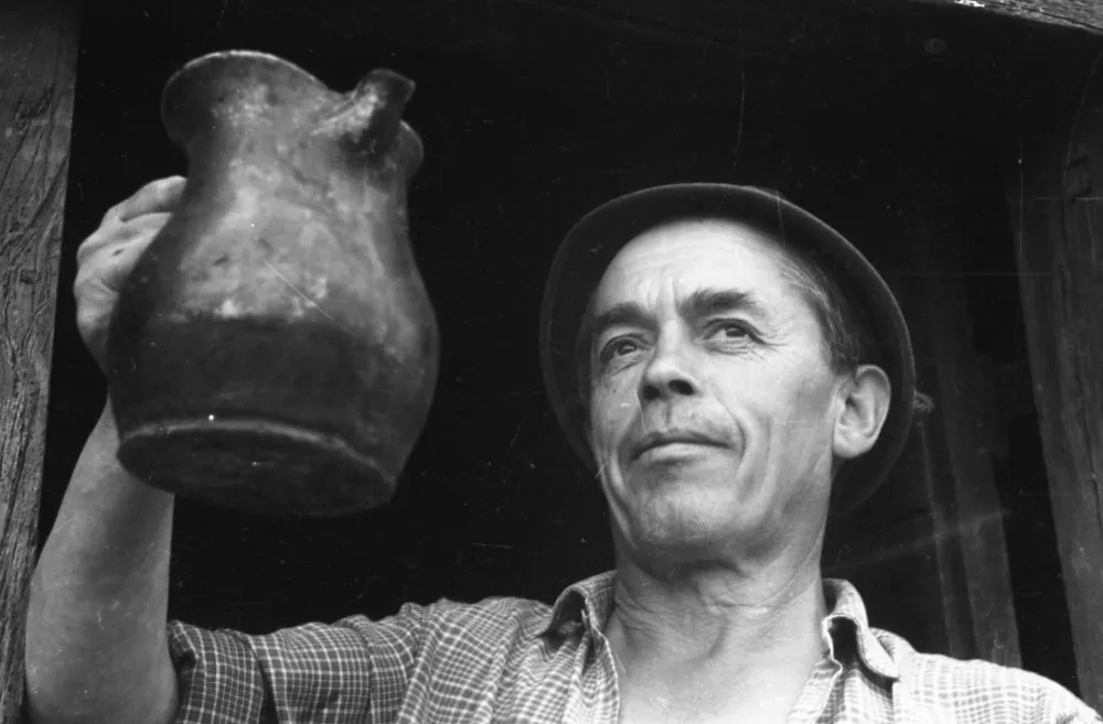 Pozabljeni običaji naših trgatev: ko so grozdje še stiskali z nogami